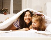 母亲和女儿在家玩耍的图片大全