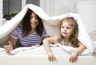 母亲和女儿在家玩耍的图片大全