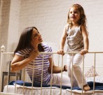 母亲和女儿在家玩耍的图片大全