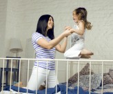 母亲和女儿在家玩耍的图片大全