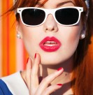 带墨镜的时尚女孩图片