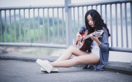 弹吉他的少女图片