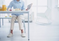 女性和早餐图片