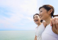 女性海边清爽度假图片