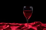 高雅的红酒和红酒杯图片大全