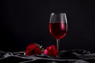 高雅的红酒和红酒杯图片大全