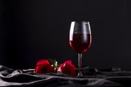 高雅的红酒和红酒杯图片大全