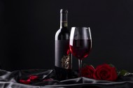 高雅的红酒和红酒杯图片大全