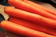 新鲜橙色胡萝卜图片