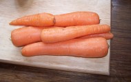 新鲜橙色胡萝卜图片