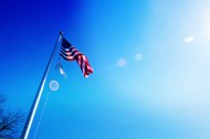 旗杆上的飘扬的美国国旗图片大全