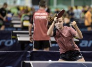 正在打乒乓球的小孩图片