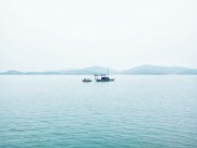 水面上的小船图片