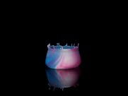 碰撞飞溅出来的陶瓷罐形状水滴图片