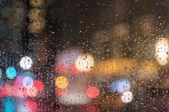 窗外的雨滴图片大全