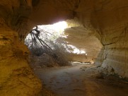 天然形成的山洞图片