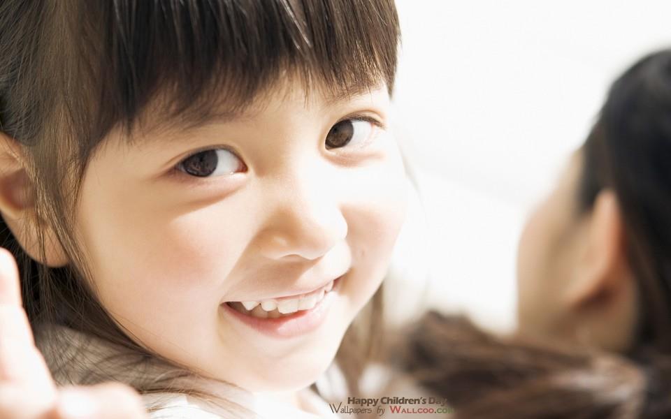 可爱的小娃娃桌面图片