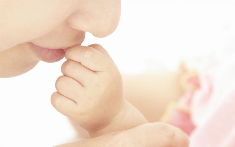 可爱的小娃娃桌面图片