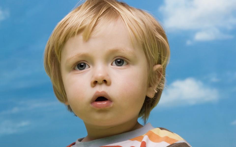 可爱的小娃娃桌面图片