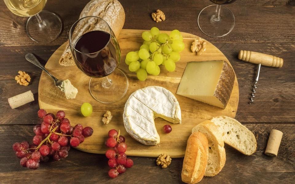 营养丰富的餐桌美食图片