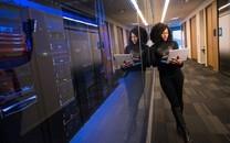 努力工作的人图片