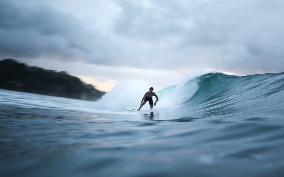 海边冲浪极限运动图片