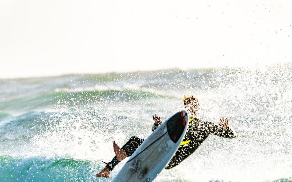 海边冲浪极限运动图片