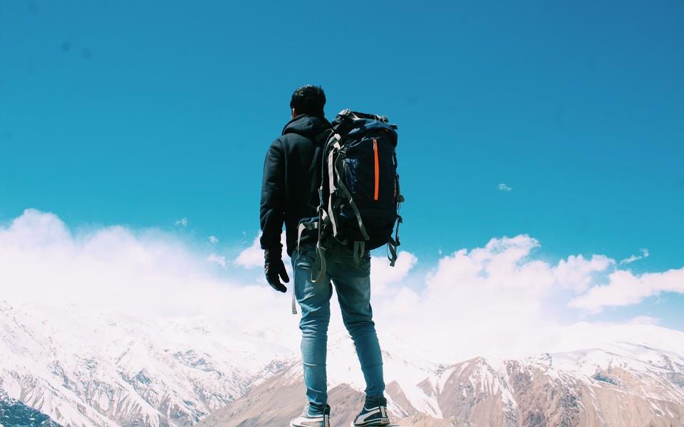 男生旅行中的背影图片1