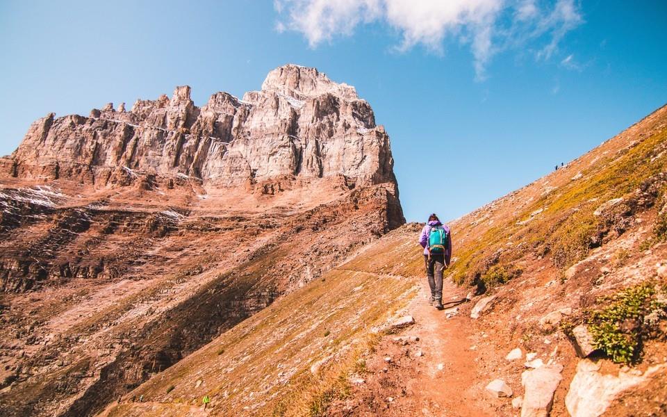 男生旅行中的背影图片1