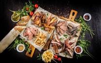 营养丰富的餐桌美食图片