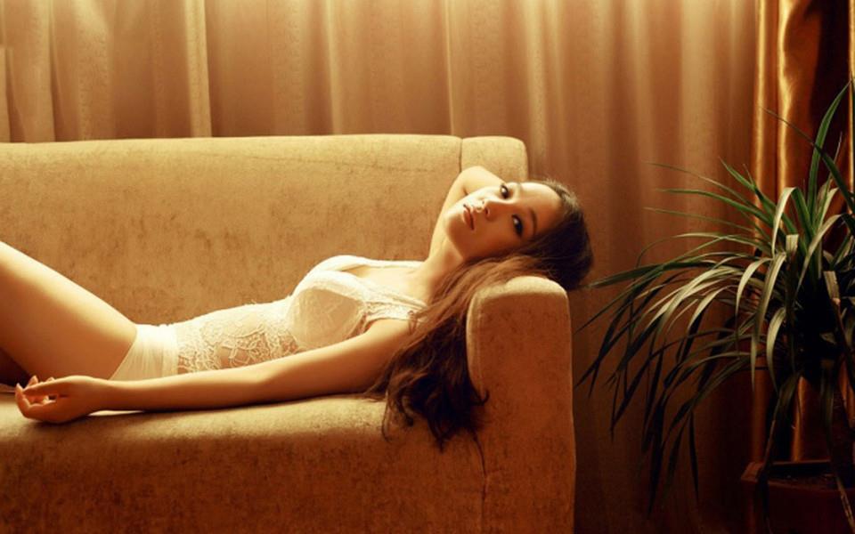 忧郁光脚美女图片