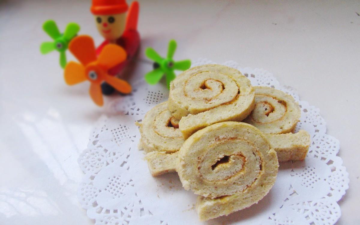 美味的瑞士卷糕点图片