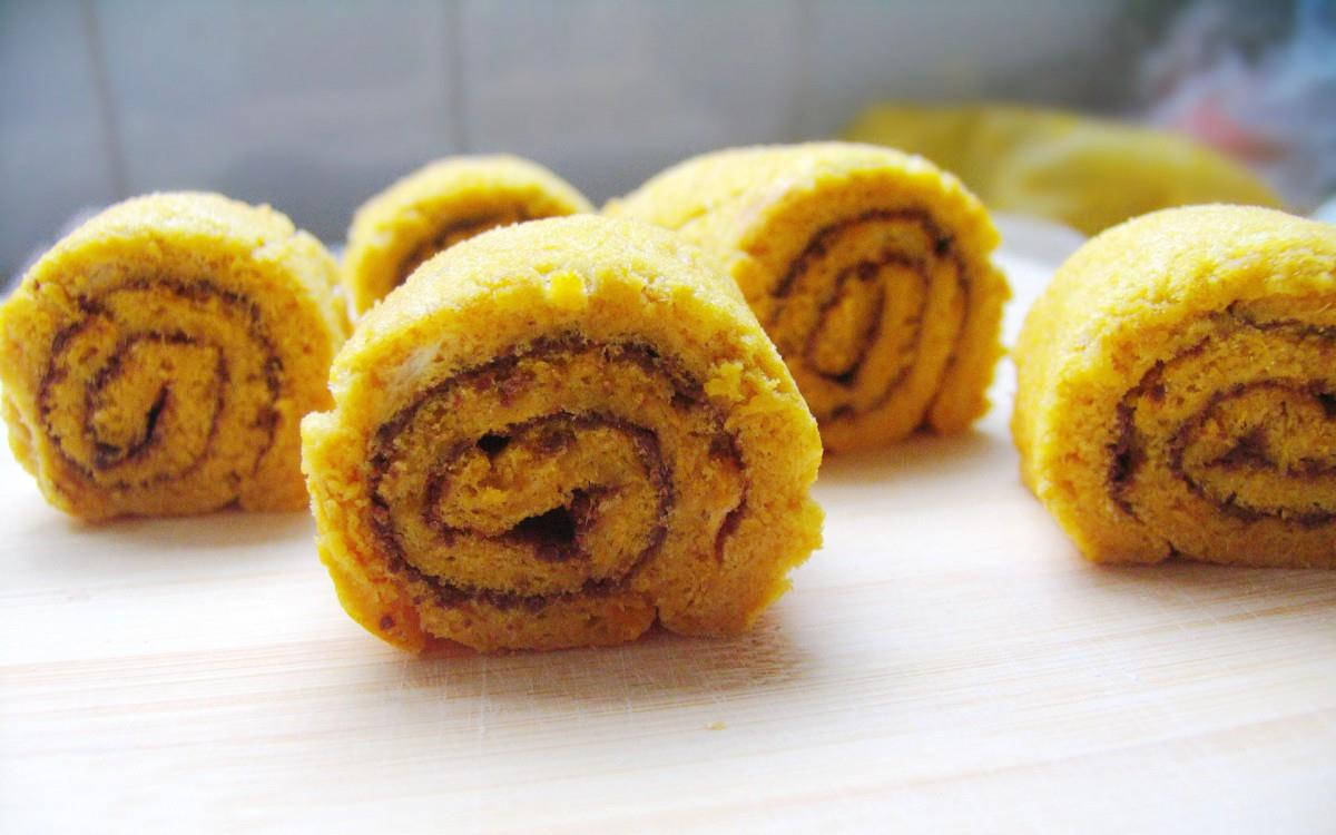 美味的瑞士卷糕点图片