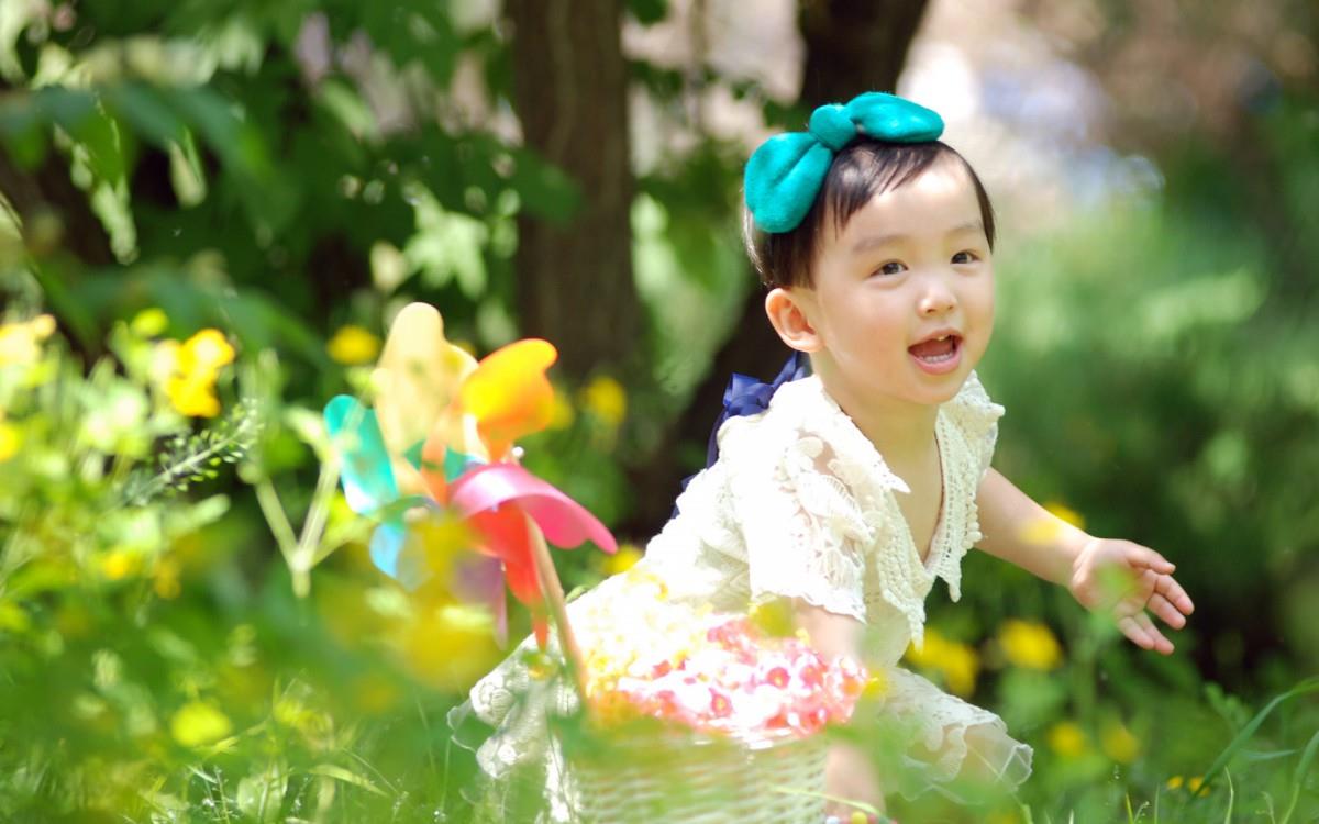 可爱宝贝户外摄影图片