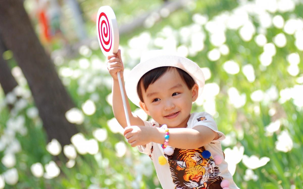 可爱宝贝户外摄影图片