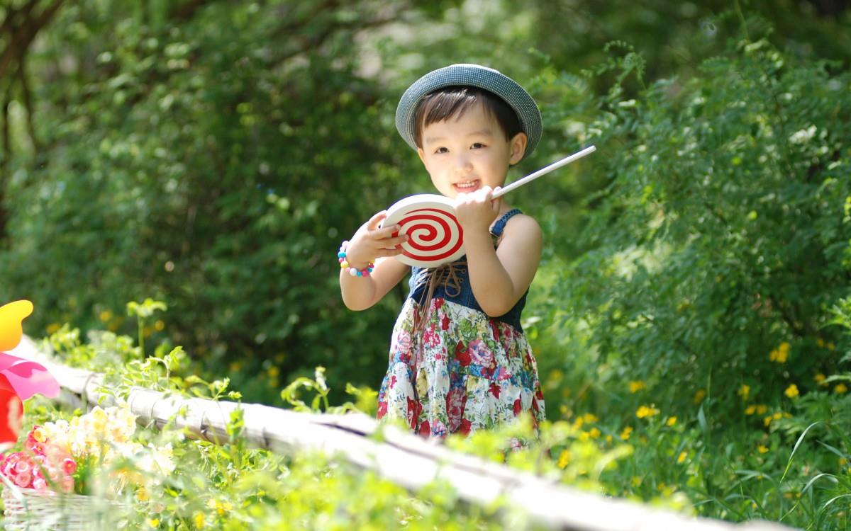 可爱宝贝户外摄影图片