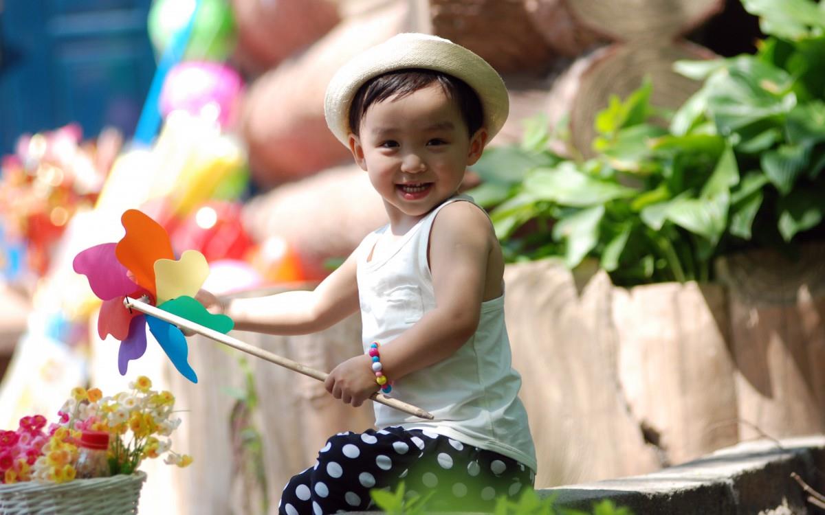 可爱宝贝户外摄影图片