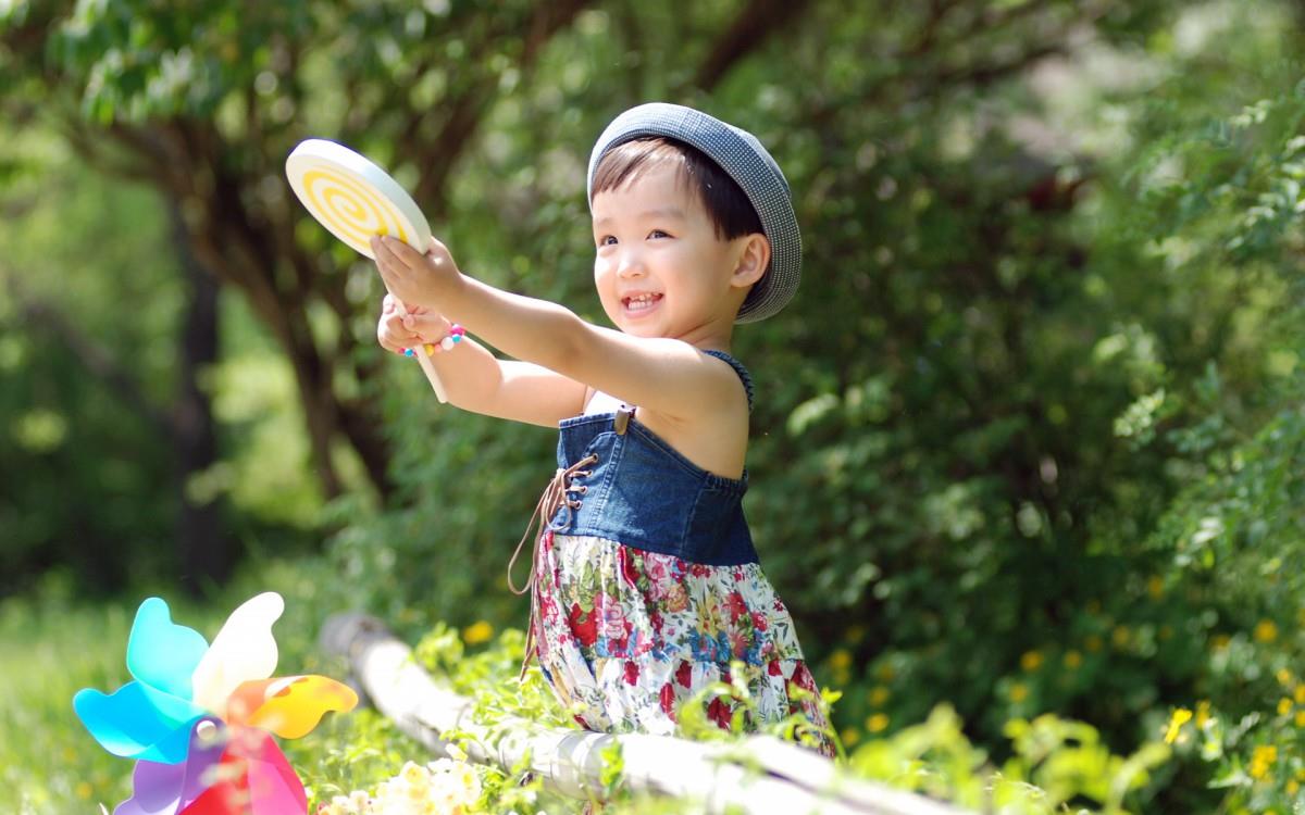 可爱宝贝户外摄影图片