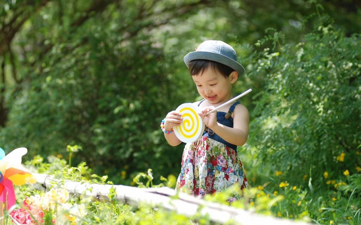 可爱宝贝户外摄影图片