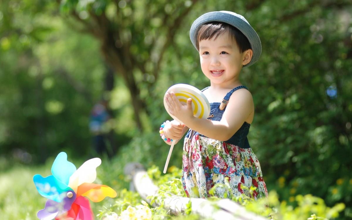 可爱宝贝户外摄影图片