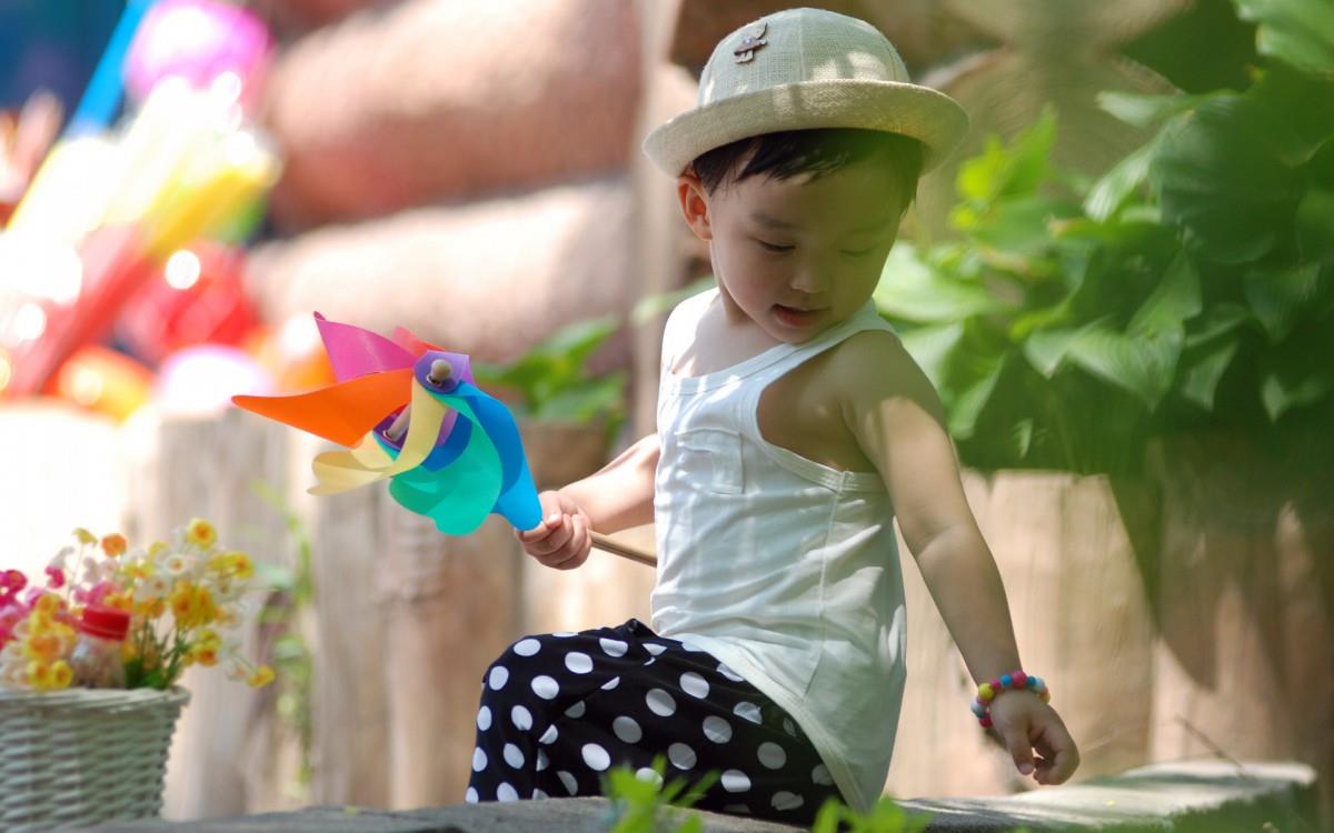 可爱宝贝户外摄影图片