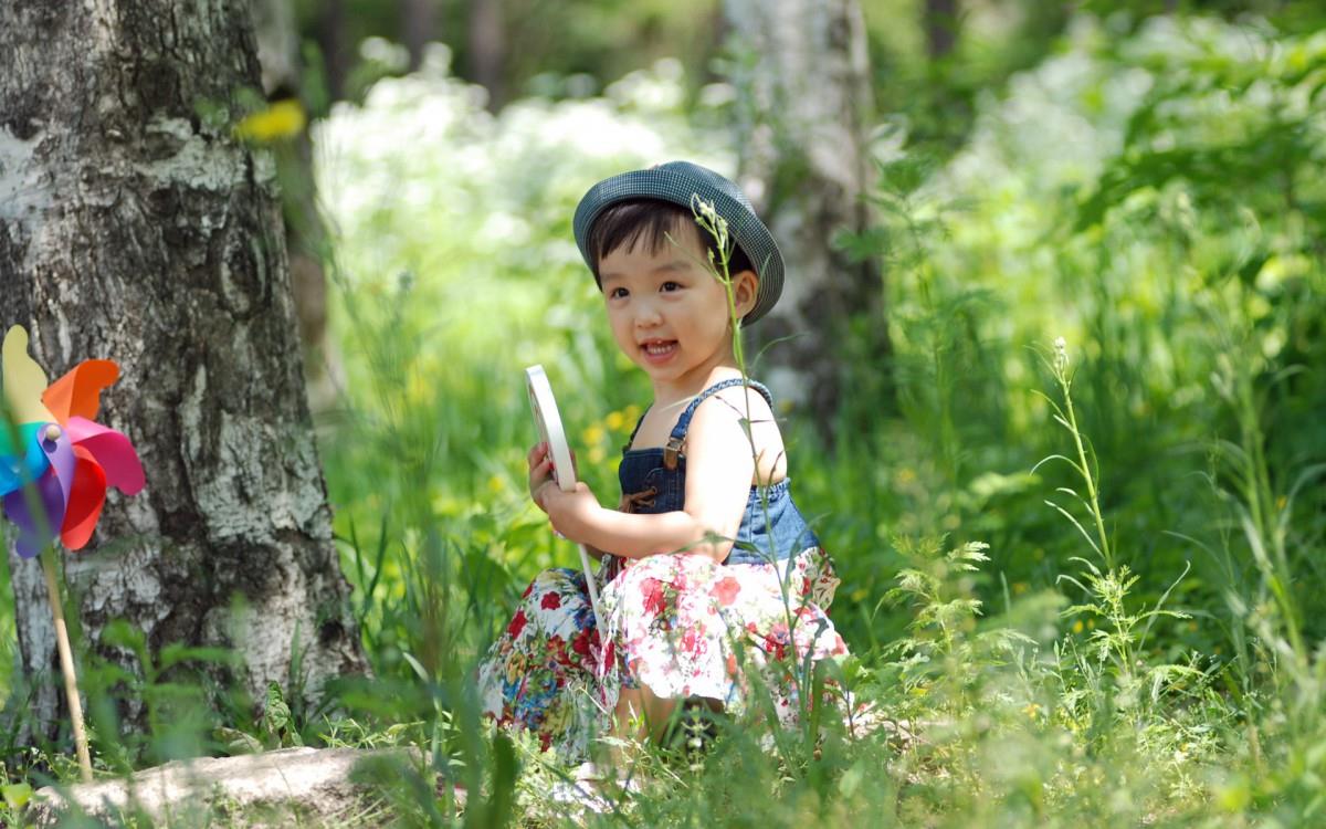 可爱宝贝户外摄影图片