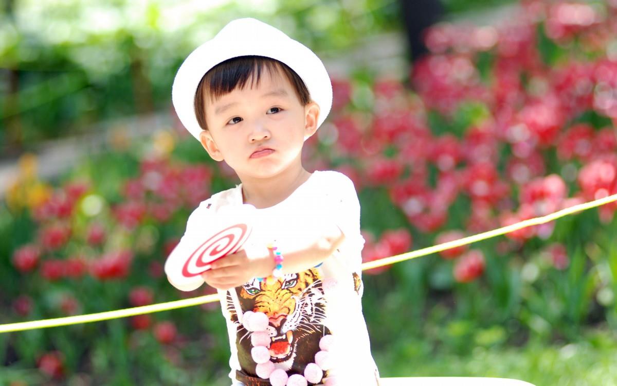 可爱宝贝户外摄影图片