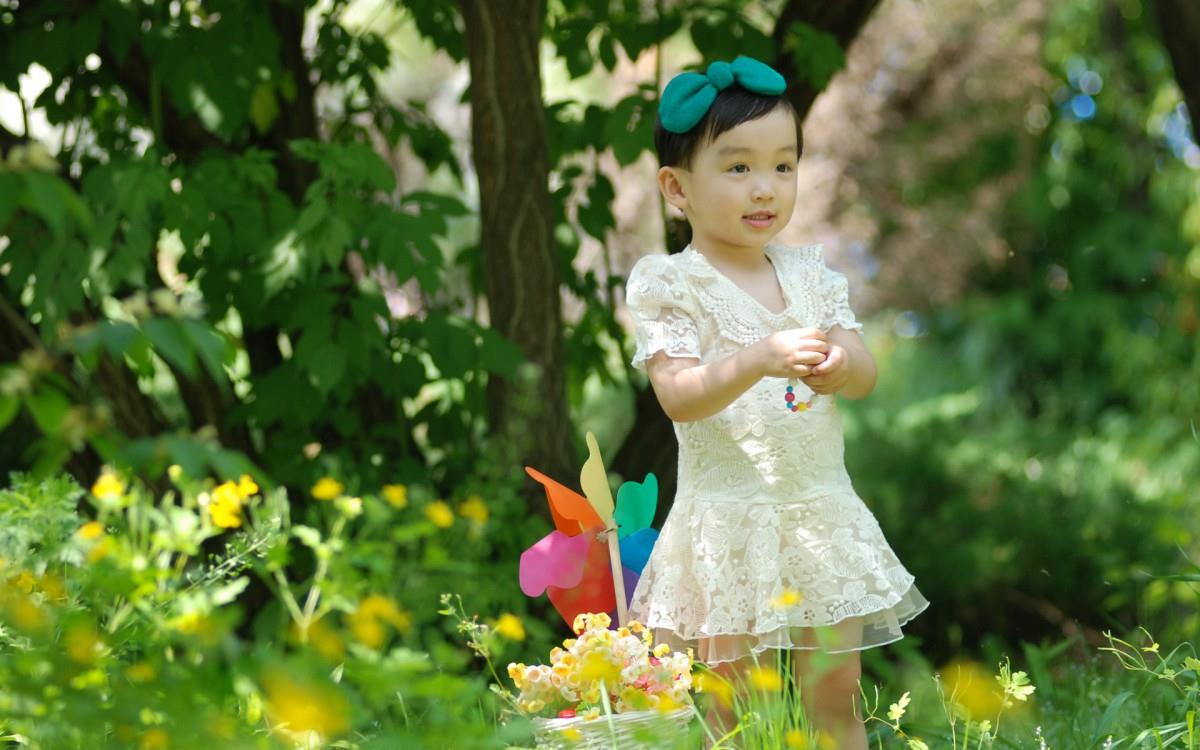 可爱宝贝户外摄影图片