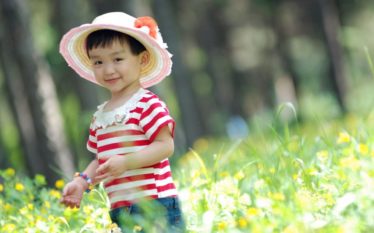 可爱宝贝户外摄影图片