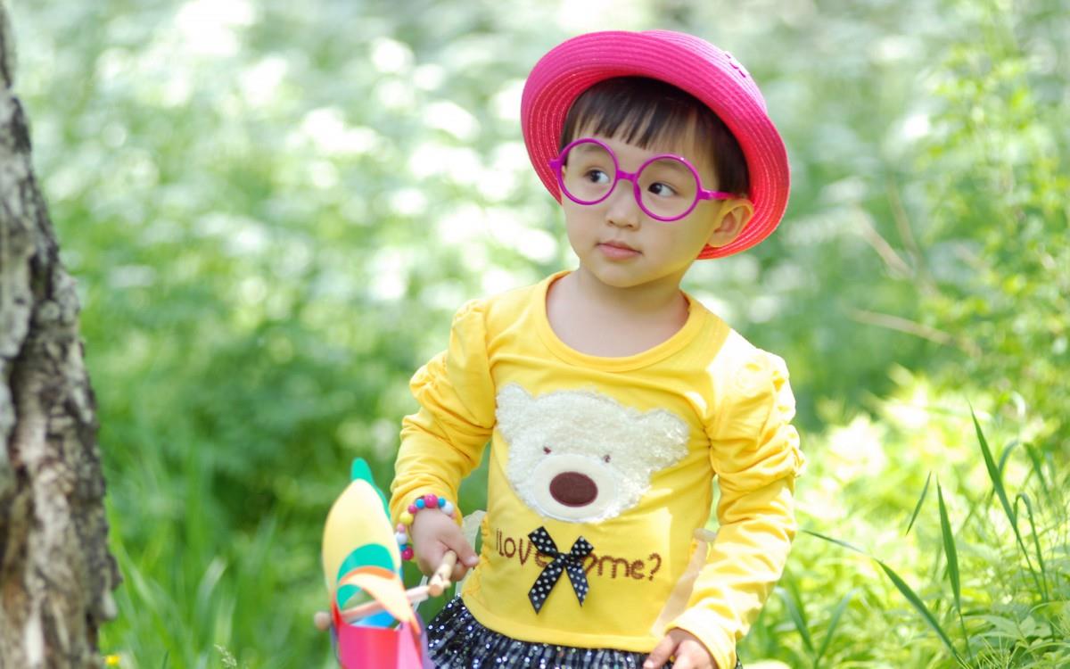 可爱宝贝户外摄影图片