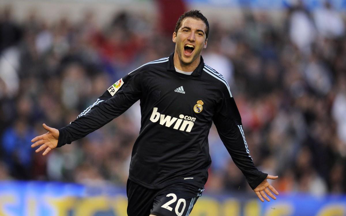 足球明星伊瓜因高清图片