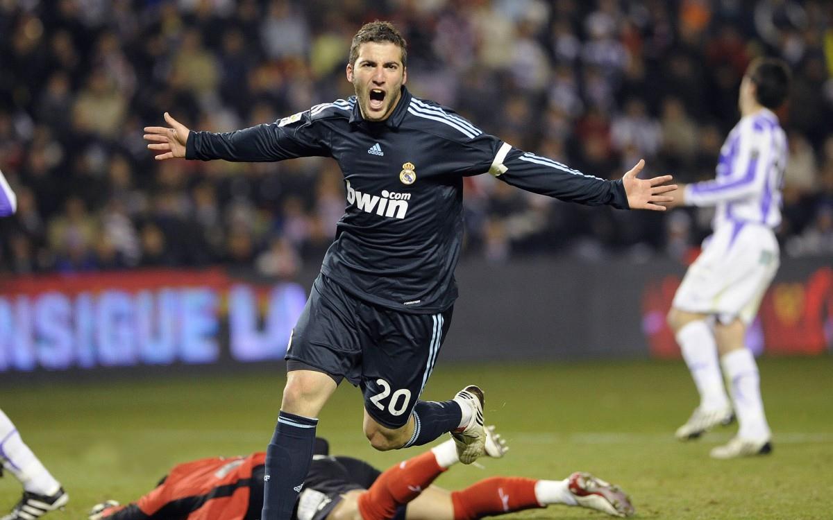 足球明星伊瓜因高清图片