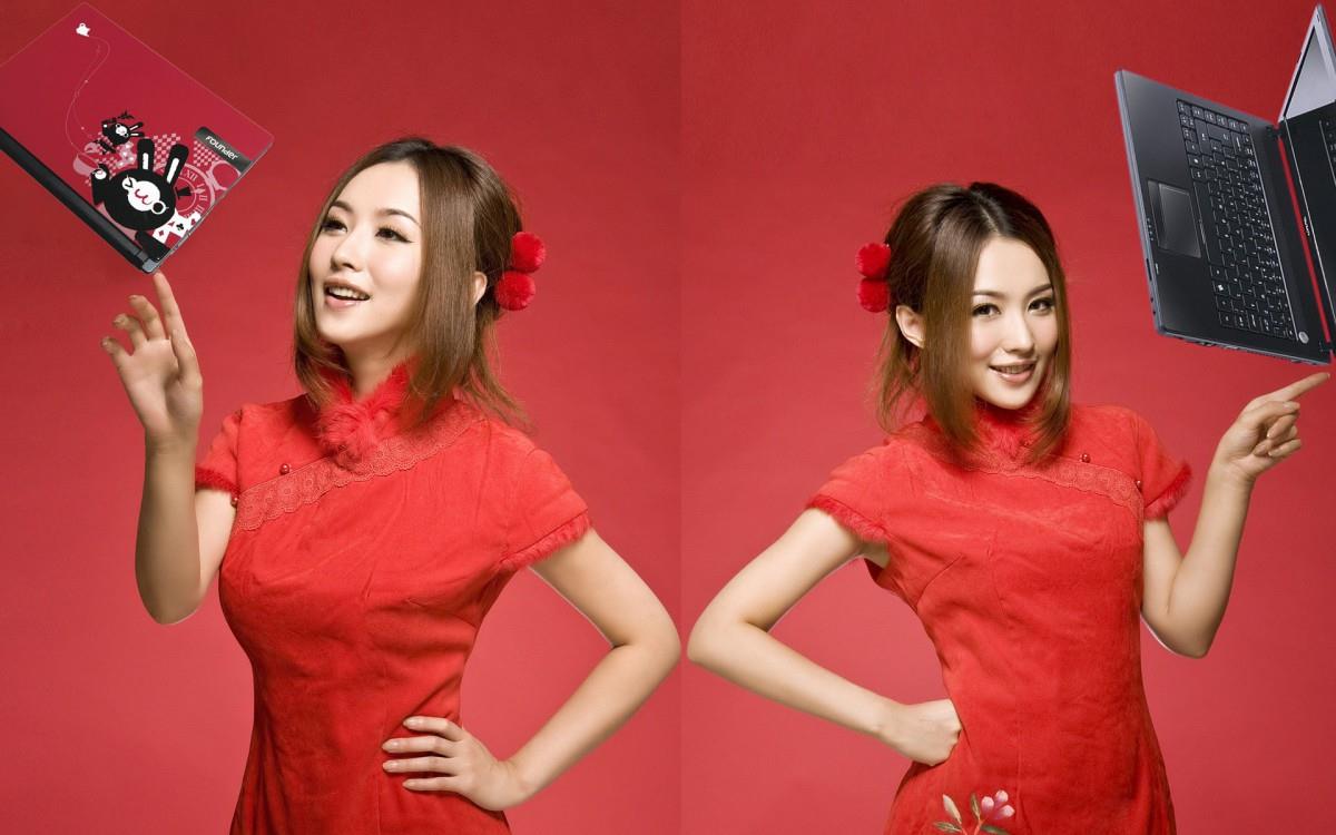 旗袍美女与笔记本电脑图片