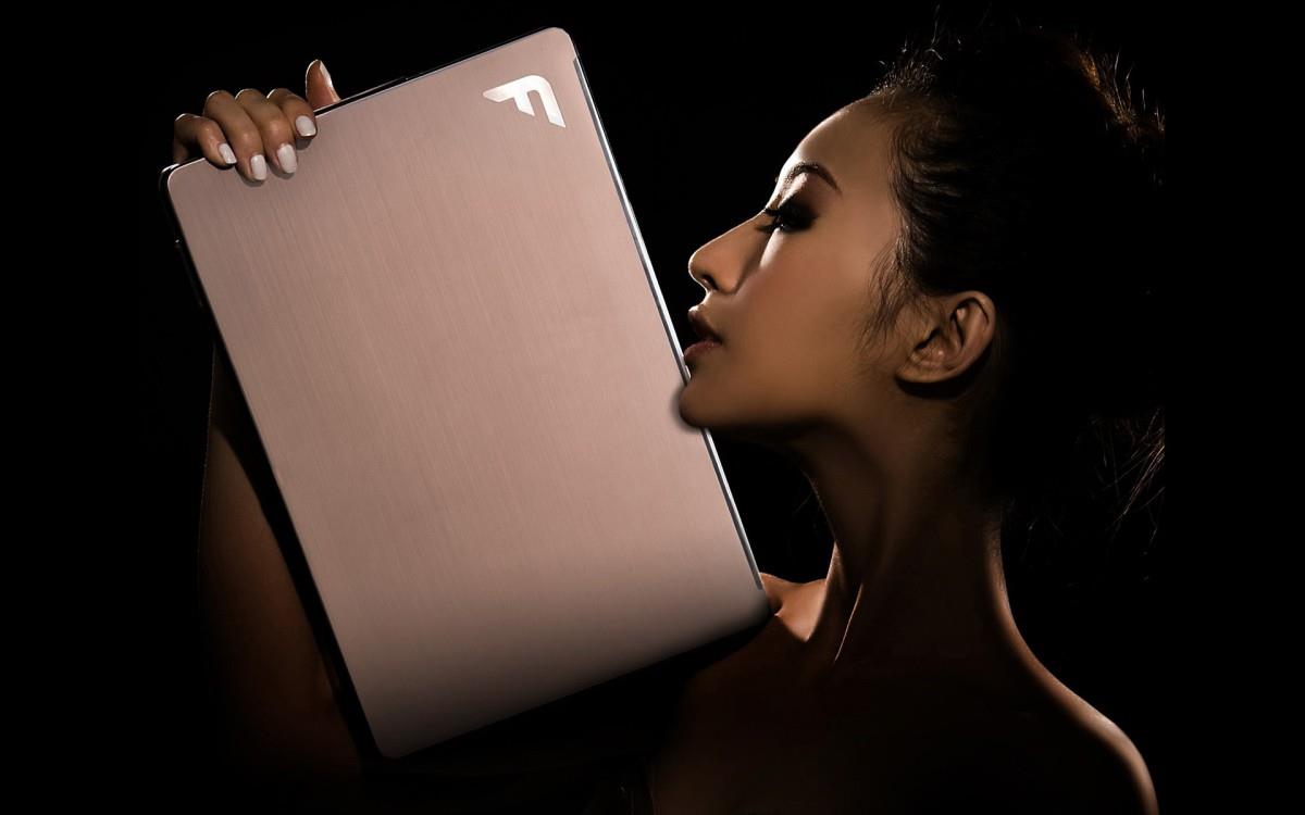 旗袍美女与笔记本电脑图片